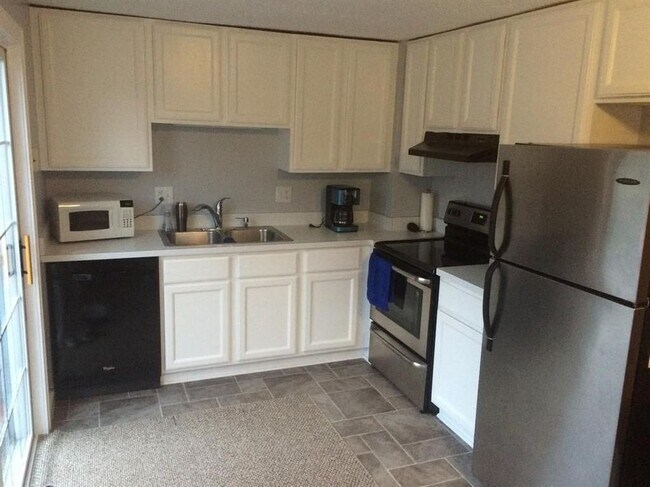 Building Photo - 2169 Hemlock Dr