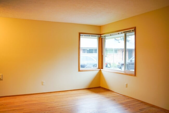 Building Photo - Close-in SE: Nicely Renovated Mid-Century 3-Bed w/Full Basement!