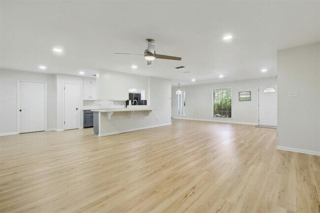 Building Photo - 305 Cedarbrook Ct