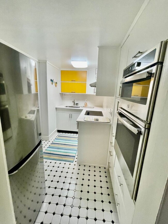 Building Photo - Great Montford location, Partially Furnished Studio Apartment, Utilities Included!