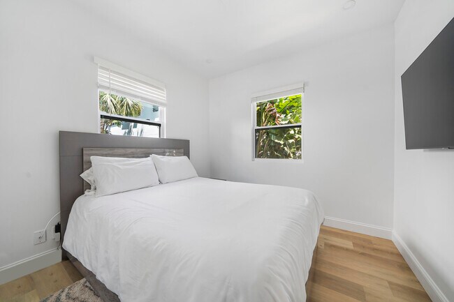 Building Photo - 251 Royal Poinciana Way