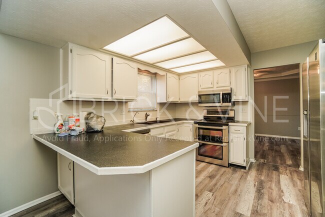 Foto del edificio - 2227 Lilacwood Ave
