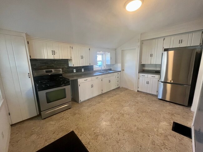 Building Photo - 817 W Packard St