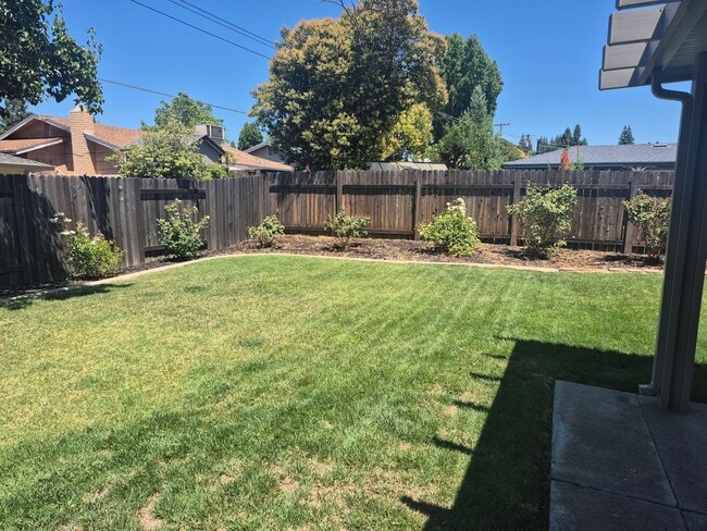 Building Photo - 3 Bedroom Orangevale Home