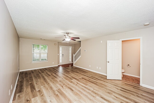 Foto del edificio - 6116 Hickory Ln Dr