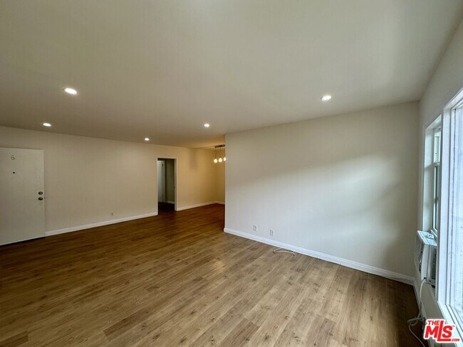 Foto del edificio - 1114 S Sherbourne Dr