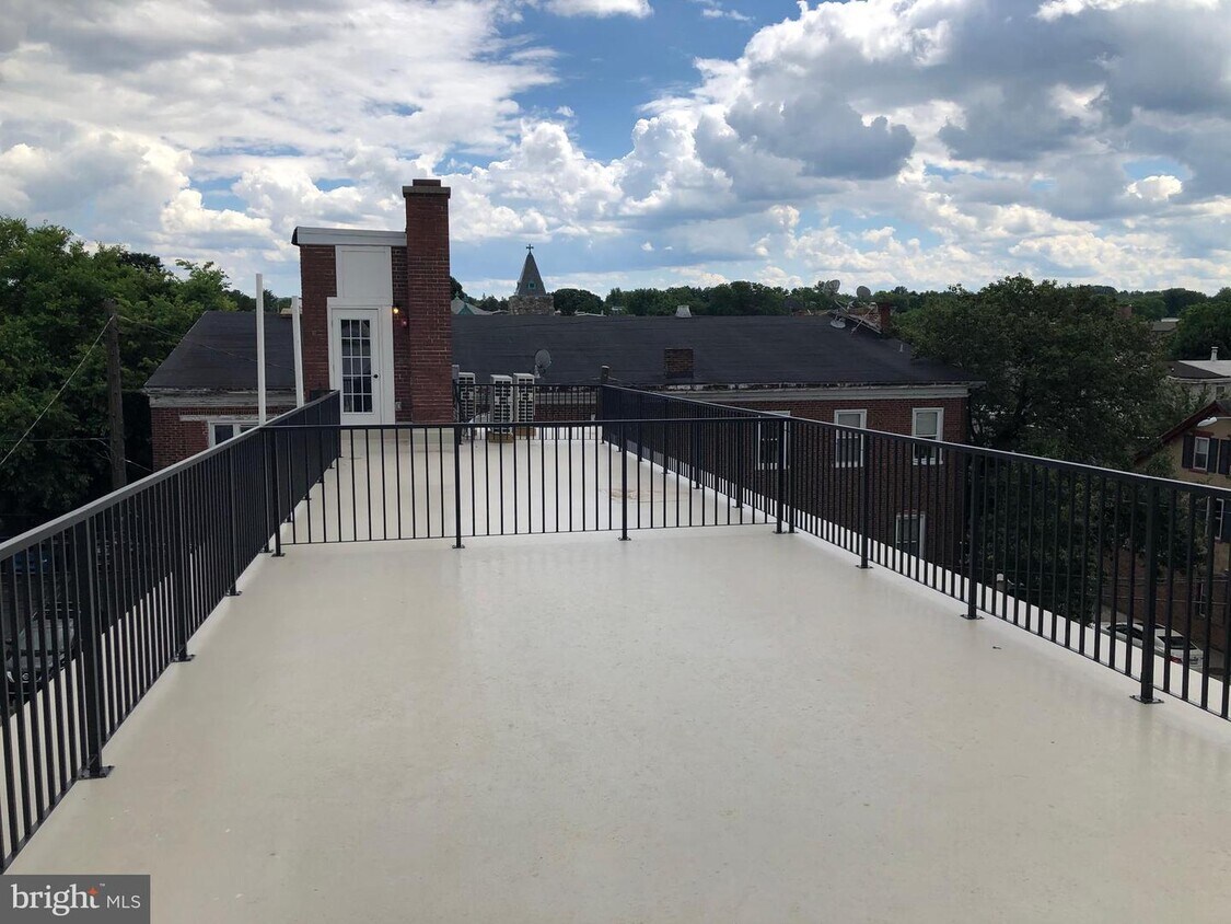 Primary Photo - 256 Bridge St