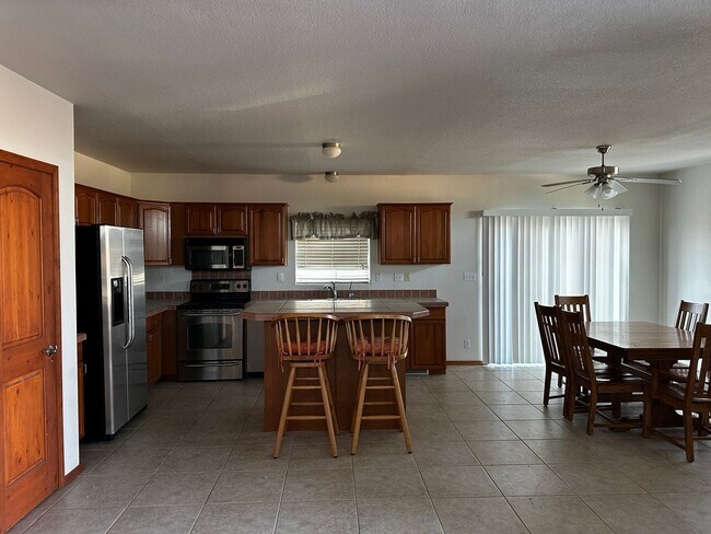 Foto del edificio - Fully furnished Rental Available Now
