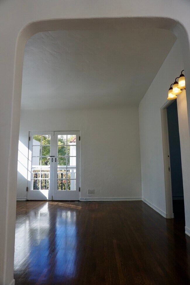 Foto del edificio - 8214 Norton Ave