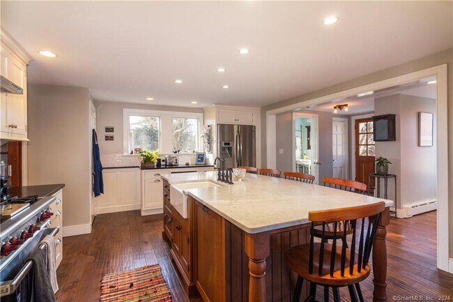 Foto del edificio - 323 Green Hill Rd