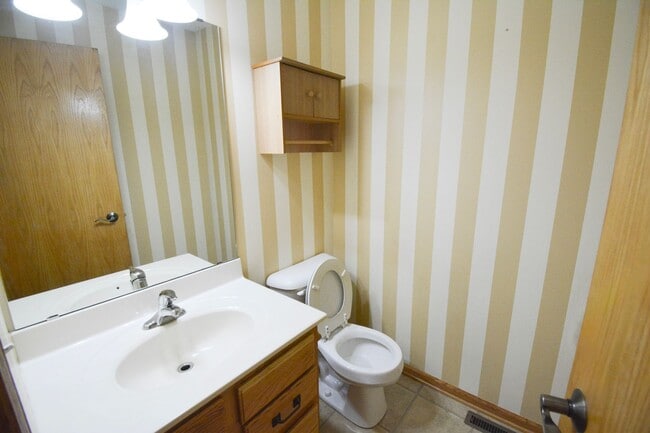 Building Photo - End unit Villas on the Parkway townhome!