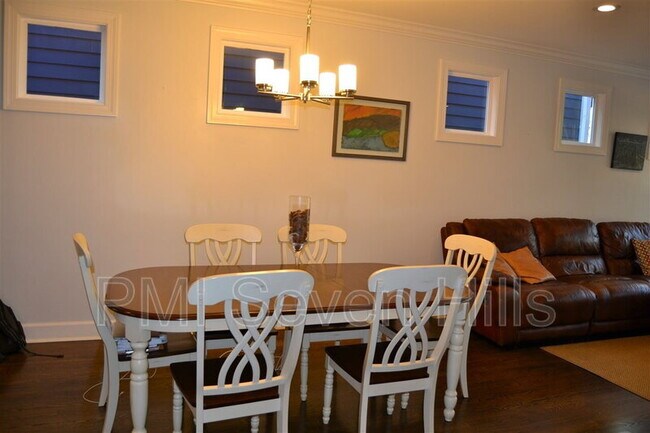 Building Photo - 828 N Duval St