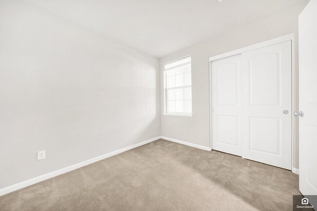 Building Photo - 584 De Guigne Dr