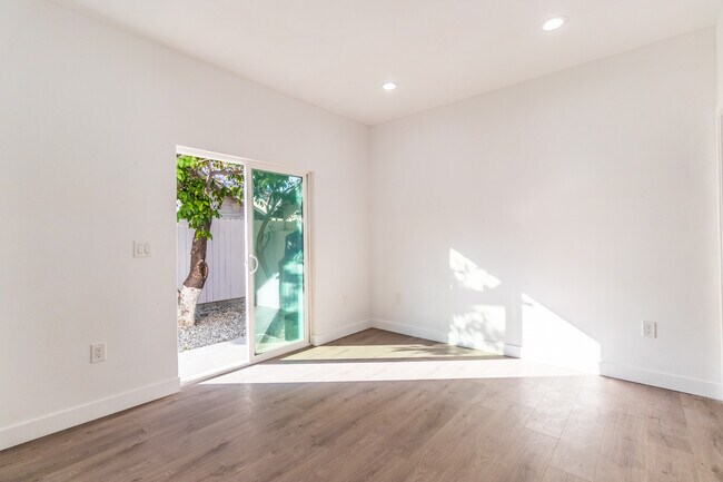 Foto del edificio - 339 N Harvard Blvd