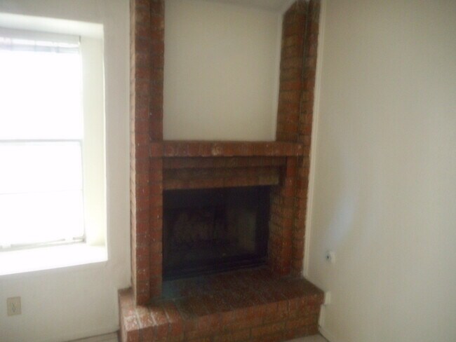 Building Photo - 618 White Cliffs Dr
