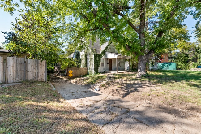 Building Photo - 1007 N Yale Ave