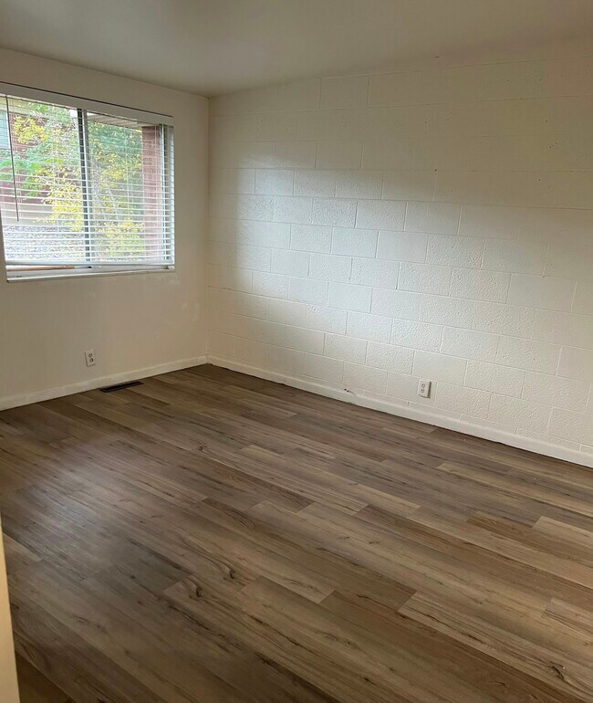 Building Photo - 2122 Orchard Dr