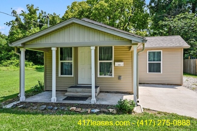 Building Photo - 2518 N Weller Ave