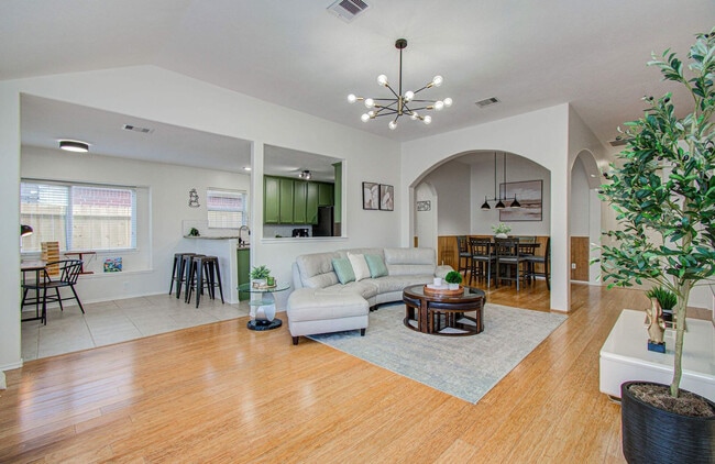 Building Photo - 7207 Crescent Mills Dr