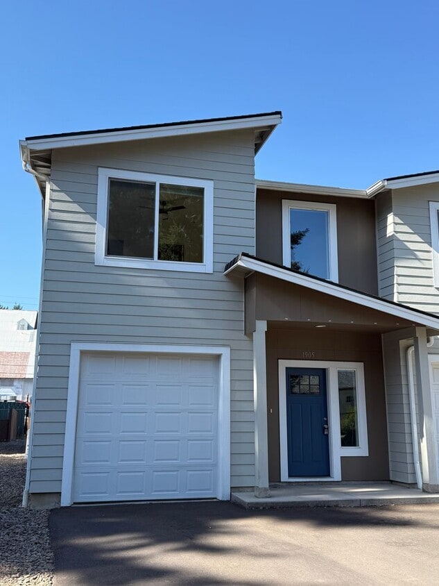 Primary Photo - Stunning Modern Three Bedroom Duplex in Le...