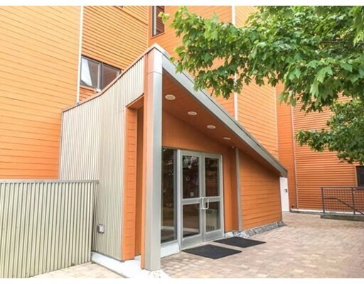 Foto del edificio - 36 Bay State Rd