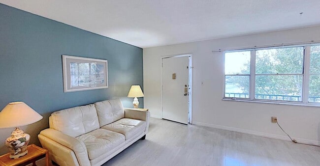 Foto del edificio - 1200 Colonnades Dr