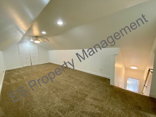 Foto del edificio - Beautiful remodeled home with huge bonus r...