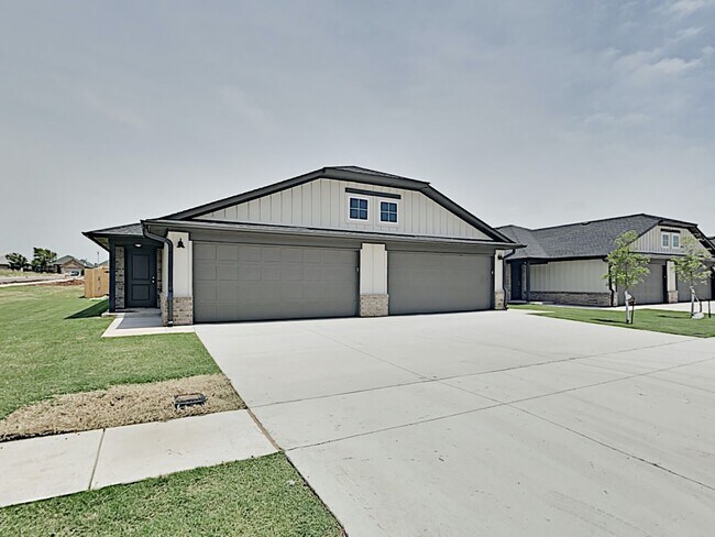 Building Photo - 2 Bedroom 2 Bathroom Duplex with 2 Car Gar...