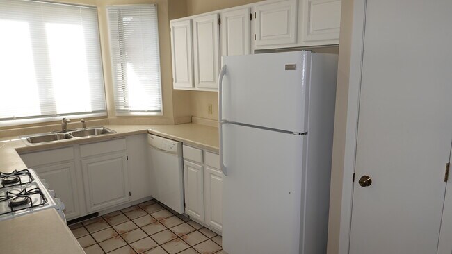 Dishwasher, pantry - 2317 Montana Ave E