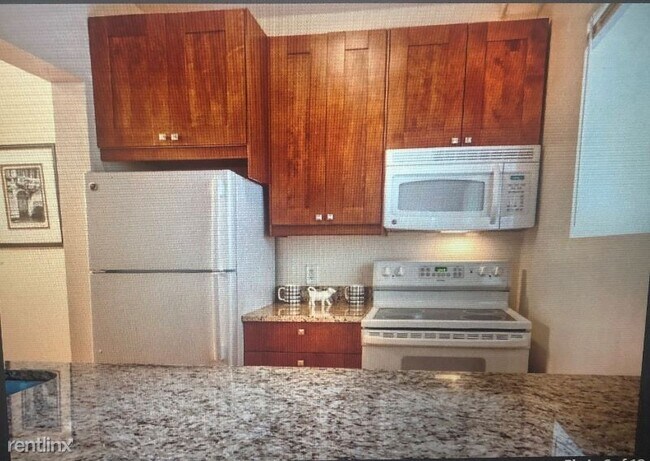 Building Photo - 1 br, 1 bath Condo - 995 Massachusetts Ave