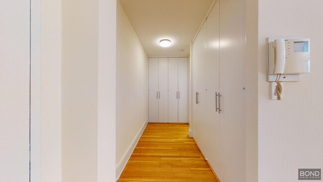 Foto del edificio - 305 W 13th St