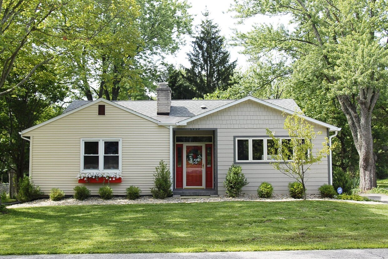 Foto principal - 2408 E 7th St