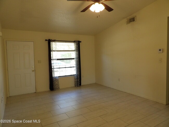 Foto del edificio - 419 Windswept Ave SW