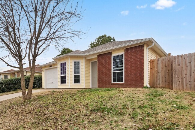 Foto del edificio - Completely Renovated Springdale Home - Close to schools, shopping, restaurants and more!