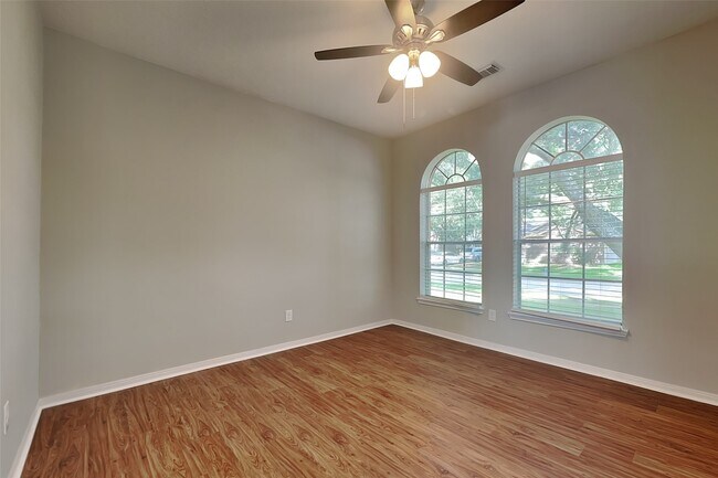 Foto del edificio - 1210 Colonial Heights Dr