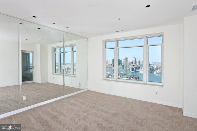 Foto del edificio - 100 Harborview Dr