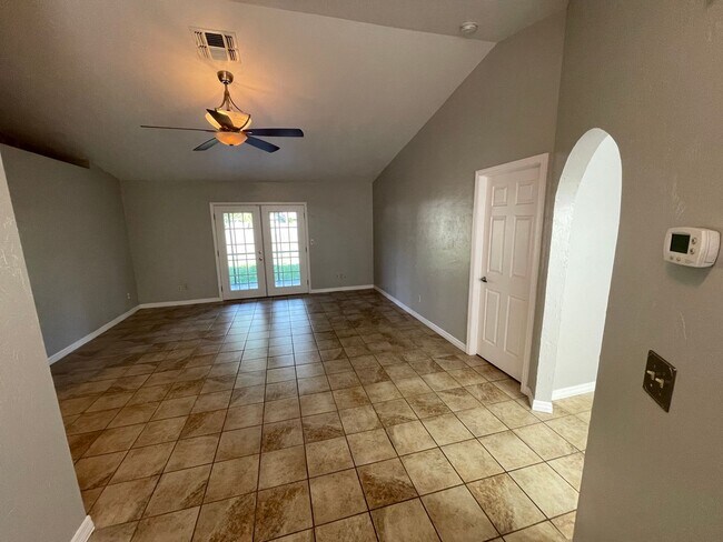 Foto del edificio - ANNUAL RENTAL - THOMAS ESTATES 3 BED/ 2 BATH WITH ATTACHED 2 CAR GARAGE