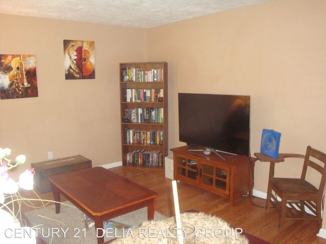 Building Photo - 3 br, 2 bath House - 2101 Peach St.