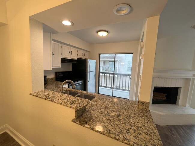 Foto del edificio - 2 bed, 1.5 bath Townhouse on E Bayou Parkway!