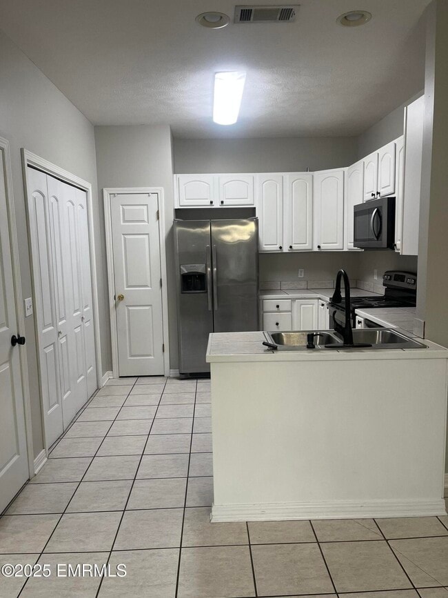 Building Photo - 391 Makenzie Ln