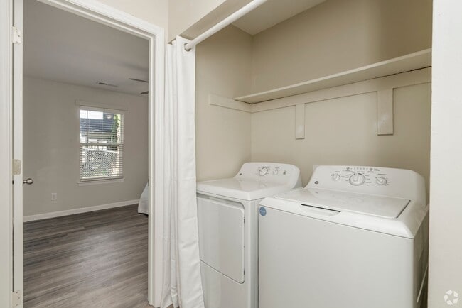 Foto del edificio - Tastefully Renovated 2BD with Wifi & W/D Included! $2k Credit Available!