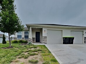 Building Photo - 203 SW Lily St