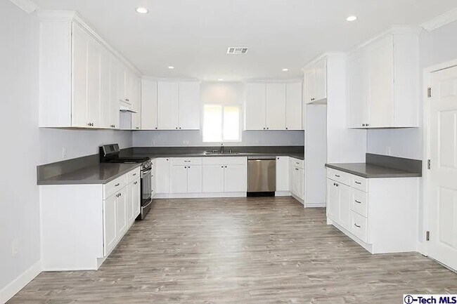 Foto del edificio - 7435 Collett Ave