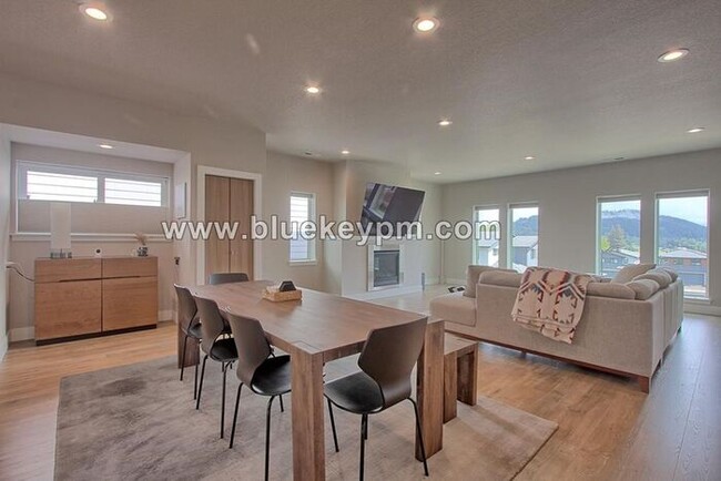 Building Photo - 4 Bed, 3 Bath Home in Happy Valley Near Sc...