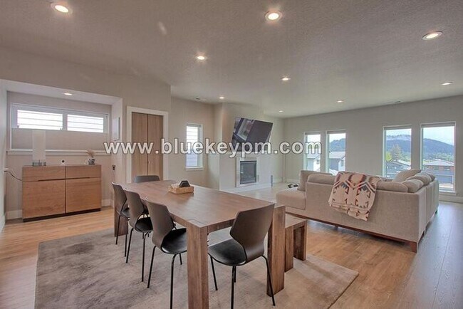 Foto del edificio - 4 Bed, 3 Bath Home in Happy Valley Near Sc...
