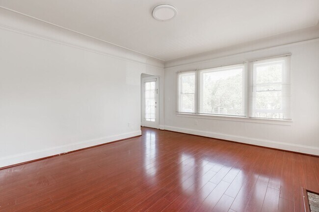 Foto del edificio - 1154 W 27th St