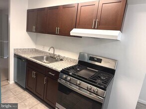 Building Photo - 3300 Woodburn Village Dr