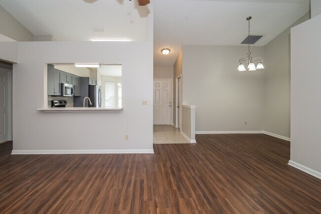 Building Photo - 3032 Twin Oak Dr S