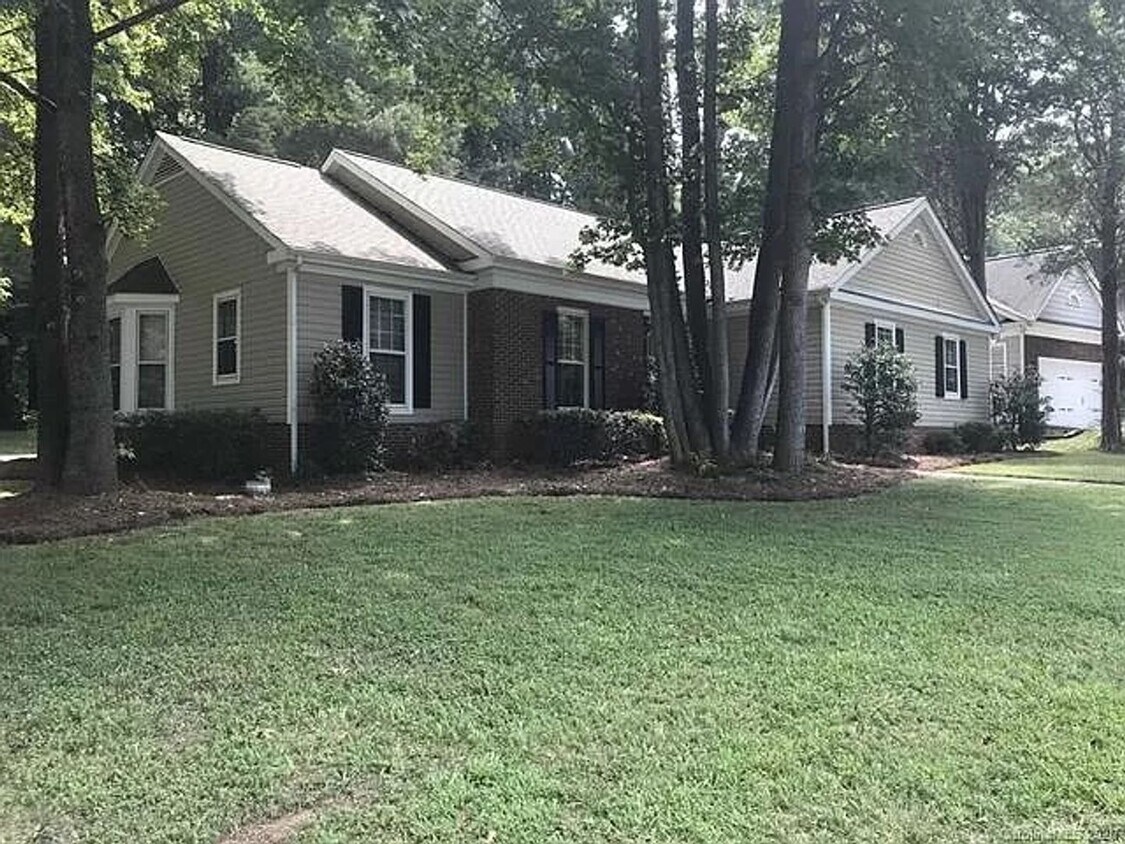 Building Photo - Beautiful 4 bedroom, 2.5 bath home is in a...