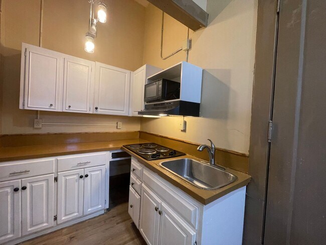 Building Photo - One Bedroom Apartment in Great Downtown Lo...